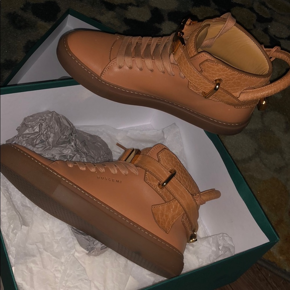 100%Authentic gently used Buscemi size 39